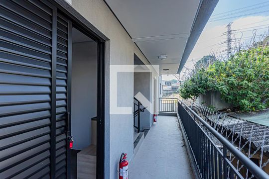 Corredor externo de kitnet/studio para alugar com 1 quarto, 30m² em Parque Sao Domingos, São Paulo