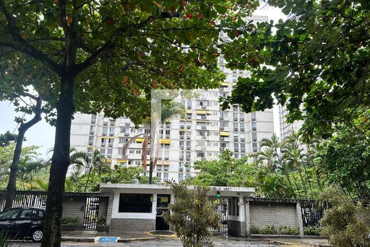 Fachada de apartamento à venda com 2 quartos, 60m² em Barra da Tijuca, Rio de Janeiro