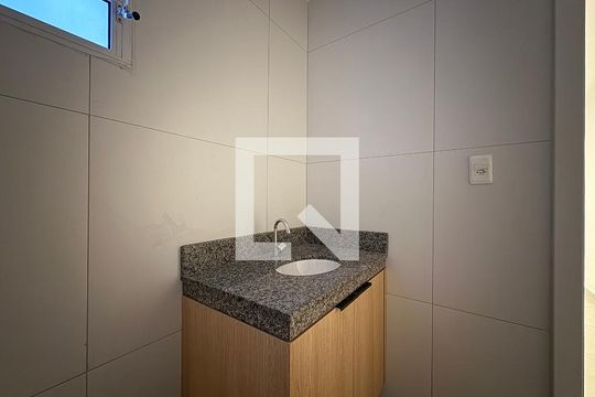 Banheiro de kitnet/studio para alugar com 1 quarto, 21m² em Vila Sao Pedro, Santo André