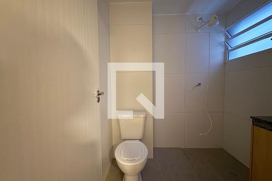 Banheiro de kitnet/studio para alugar com 1 quarto, 21m² em Vila Sao Pedro, Santo André