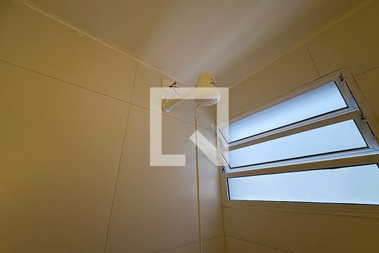 Banheiro de kitnet/studio para alugar com 1 quarto, 21m² em Vila Sao Pedro, Santo André