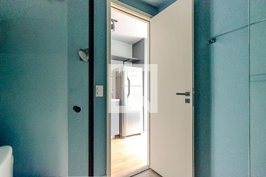 Banheiro de kitnet/studio para alugar com 1 quarto, 24m² em Vila Cordeiro, São Paulo