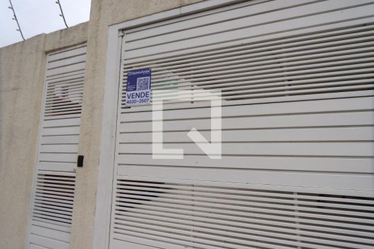 Fachada de casa à venda com 2 quartos, 100m² em Vila Ivg, São Paulo