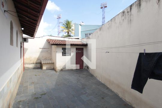 Quintal dos Fundos de casa à venda com 3 quartos, 411m² em Santa Monica, Belo Horizonte