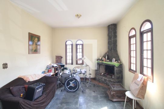 Sala de casa à venda com 4 quartos, 200m² em Jardim Santa Helena, São Paulo