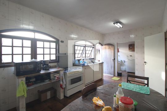 Cozinha de casa à venda com 4 quartos, 200m² em Jardim Santa Helena, São Paulo