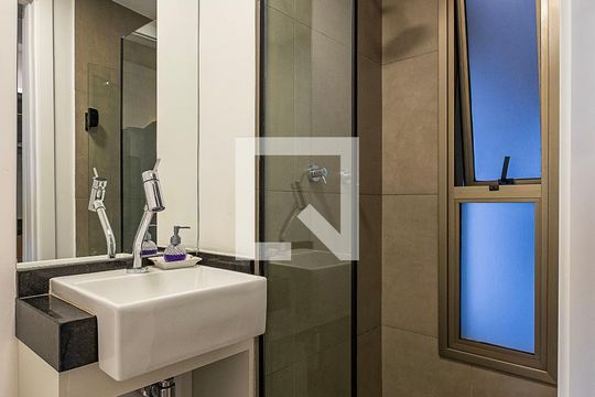 Banheiro de kitnet/studio para alugar com 1 quarto, 30m² em Cerqueira César, São Paulo