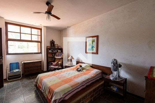 Casa à venda com 3 quartos, 266m² em Matapaca, Niterói
