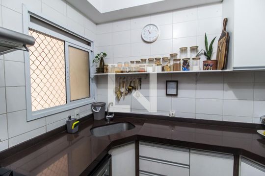 Cozinha de apartamento para alugar com 3 quartos, 105m² em Jardim Tupanci, Barueri