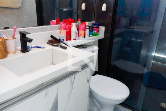 Banheiro de apartamento à venda com 2 quartos, 50m² em Padroeira, Osasco