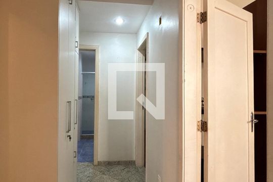 Corredor de apartamento para alugar com 3 quartos, 75m² em Copacabana, Rio de Janeiro