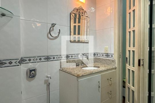 Banheiro da Suíte de apartamento para alugar com 3 quartos, 75m² em Copacabana, Rio de Janeiro