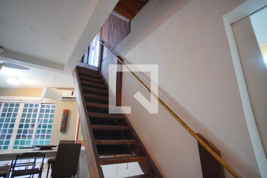 Escada - Segundo Andar de casa para alugar com 2 quartos, 120m² em Petrópolis, Porto Alegre