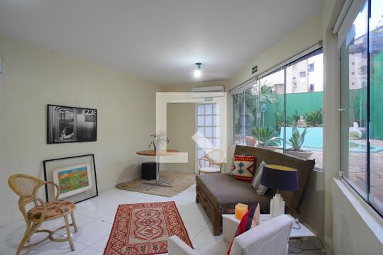 Sala 2 de casa para alugar com 2 quartos, 120m² em Petrópolis, Porto Alegre