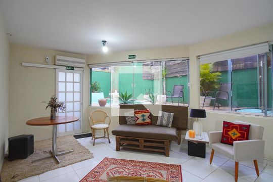 Sala 2 de casa para alugar com 2 quartos, 120m² em Petrópolis, Porto Alegre