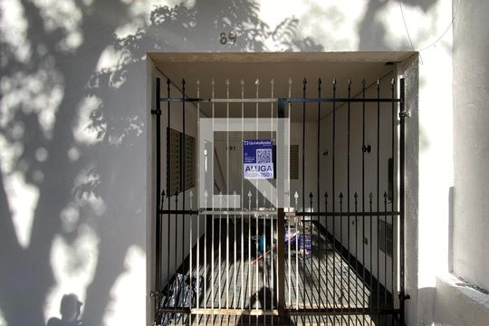 Fachada + placa  de casa para alugar com 2 quartos, 80m² em Jardim Triana, São Paulo