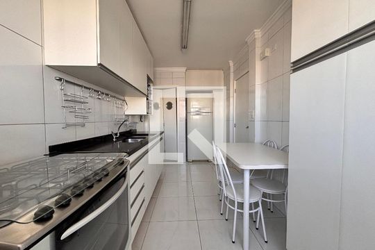 Cozinha de apartamento à venda com 2 quartos, 70m² em Itaim Bibi, São Paulo