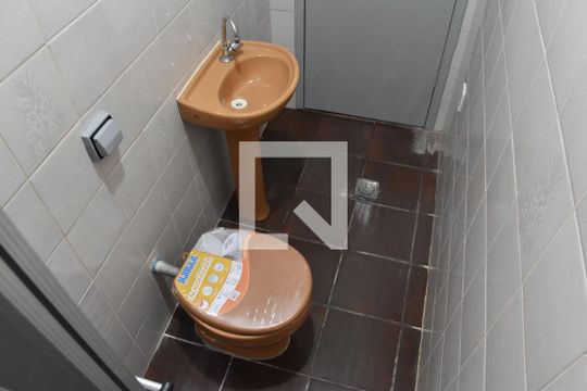 Banheiro 2 de casa para alugar com 2 quartos, 66m² em Santa Felicidade, Curitiba