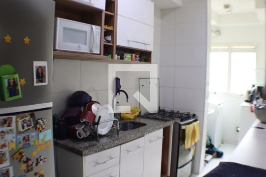 Cozinha de apartamento para alugar com 2 quartos, 87m² em Jardim Tupanci, Barueri