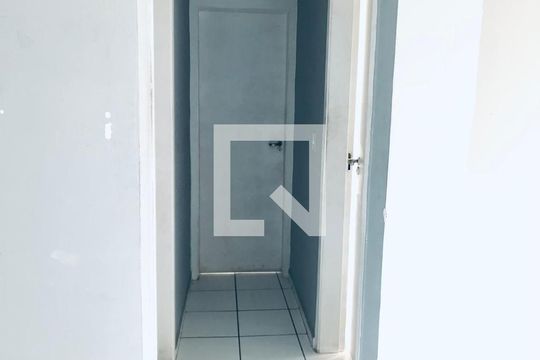 Corredor de apartamento para alugar com 2 quartos, 54m² em Guadalupe, Rio de Janeiro