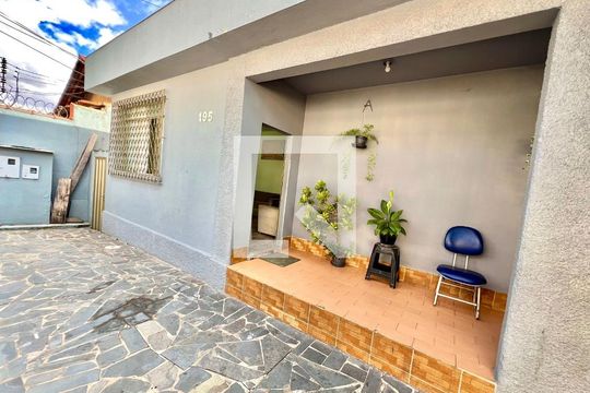 Fachada de casa à venda com 3 quartos, 360m² em Santa Amelia, Belo Horizonte