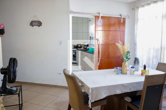 Sala  de casa à venda com 2 quartos, 130m² em Cipava, Osasco