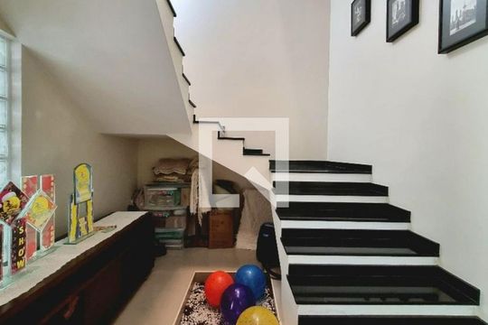 Escada de casa à venda com 4 quartos, 340m² em Vila da Saúde, São Paulo
