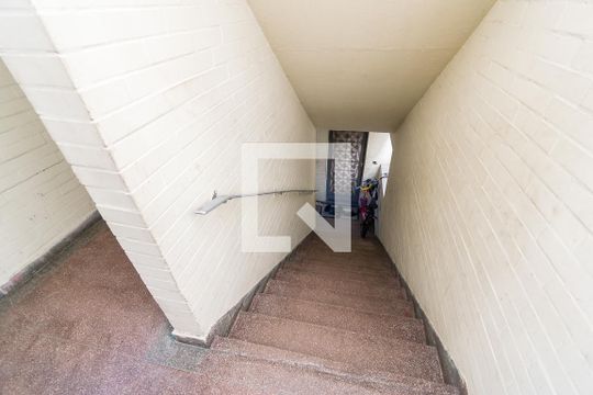 Área comum - Escadas de apartamento para alugar com 2 quartos, 50m² em Ramos, Rio de Janeiro