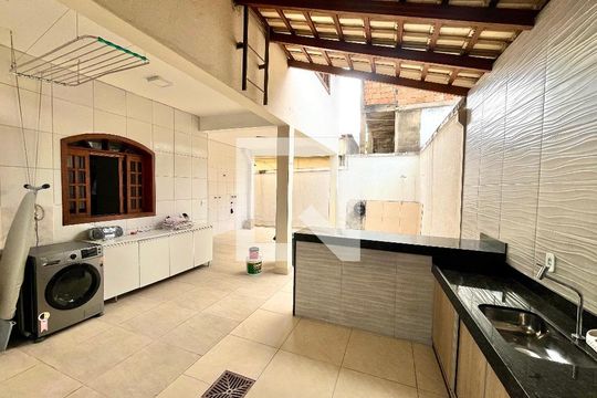 Casa à venda com 4 quartos, 392m² em Santa Monica, Belo Horizonte