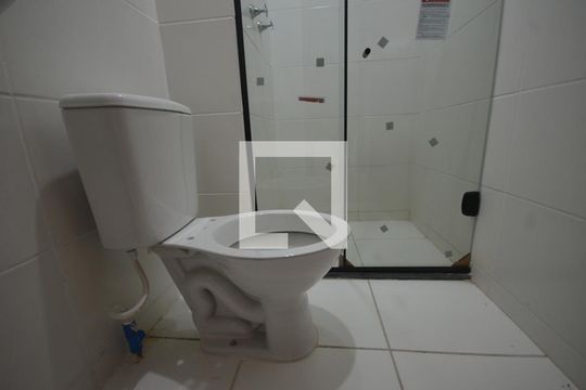 Banheiro de apartamento para alugar com 2 quartos, 60m² em Guaratiba, Rio de Janeiro