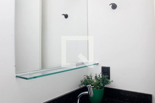 Banheiro de kitnet/studio para alugar com 1 quarto, 12m² em Bom Fim, Porto Alegre