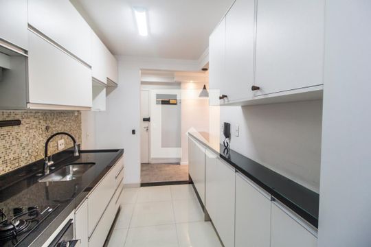 Cozinha de apartamento à venda com 2 quartos, 74m² em Empresarial 18 do Forte, Barueri