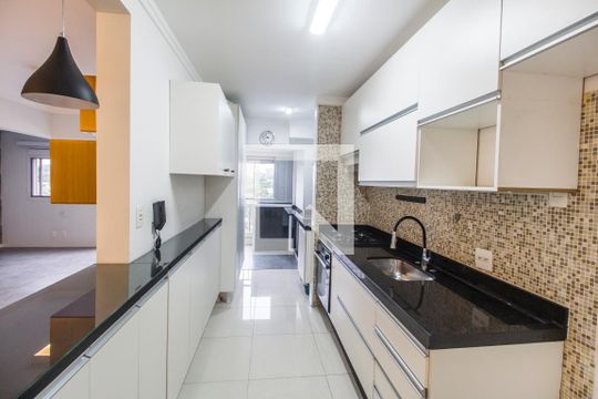 Cozinha de apartamento à venda com 2 quartos, 74m² em Empresarial 18 do Forte, Barueri