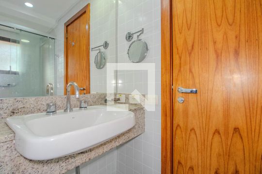 Banheiro de kitnet/studio à venda com 1 quarto, 29m² em Moinhos de Vento, Porto Alegre