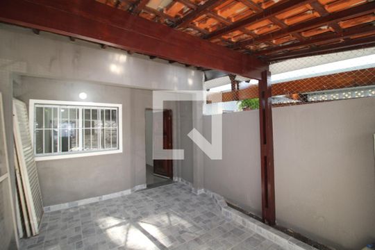 Garagem de casa à venda com 2 quartos, 72m² em Vila Romero, São Paulo
