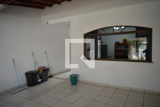Garagem de casa à venda com 3 quartos, 180m² em Vila Scarpelli, Santo André