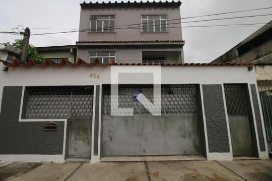 Fachada+ Placa de casa para alugar com 1 quarto, 60m² em Irajá, Rio de Janeiro