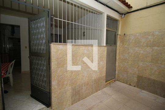 Fachada  de casa para alugar com 1 quarto, 60m² em Irajá, Rio de Janeiro