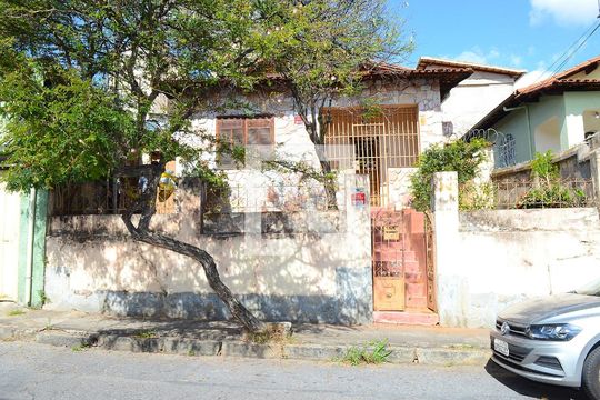 Fachada de casa à venda com 3 quartos, 300m² em Carlos Prates, Belo Horizonte