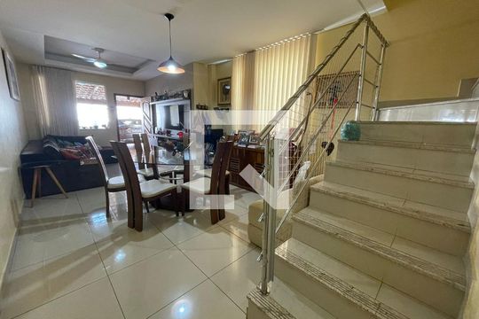 Sala de casa à venda com 3 quartos, 240m² em Cabral, Contagem