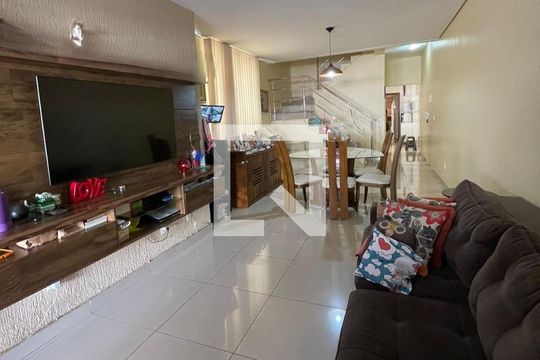 Sala de casa à venda com 3 quartos, 240m² em Cabral, Contagem