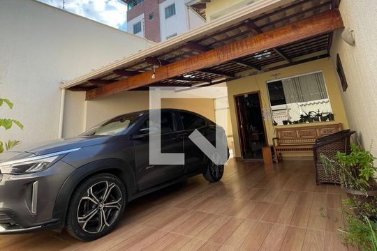 Garagem de casa à venda com 3 quartos, 240m² em Cabral, Contagem