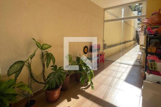 Área Externa de casa à venda com 3 quartos, 240m² em Cabral, Contagem