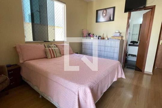 Suíte de casa à venda com 3 quartos, 240m² em Cabral, Contagem