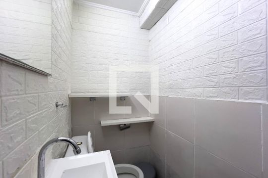 Banheiro de kitnet/studio para alugar com 1 quarto, 23m² em Vila Monumento, São Paulo