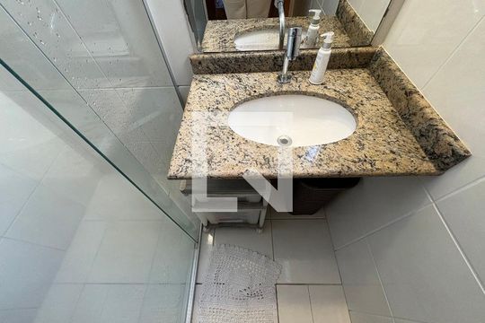 Banheiro da suíte 1 de apartamento à venda com 3 quartos, 106m² em Vila Gilda, Santo André