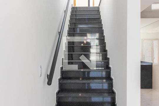 Escada na Sala de casa à venda com 3 quartos, 200m² em Vila Lais, São Paulo