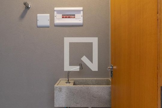 Lavabo 01 de casa à venda com 3 quartos, 200m² em Vila Lais, São Paulo