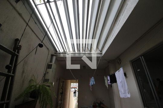 Quintal de casa à venda com 3 quartos, 111m² em Jardim Roberto, Osasco