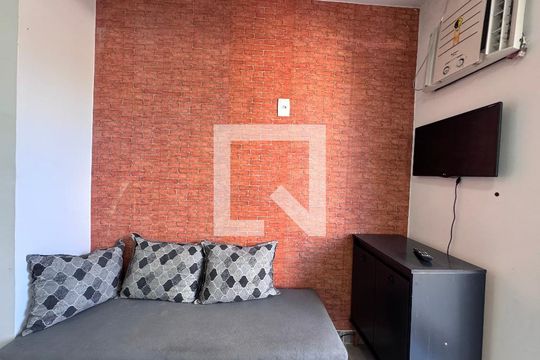 Sala/Quarto de casa de condomínio para alugar com 1 quarto, 30m² em Vargem Grande, Rio de Janeiro